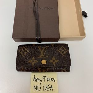 ⛔️SOLD⛔️Authentic Louis Vuitton 4 keyholder